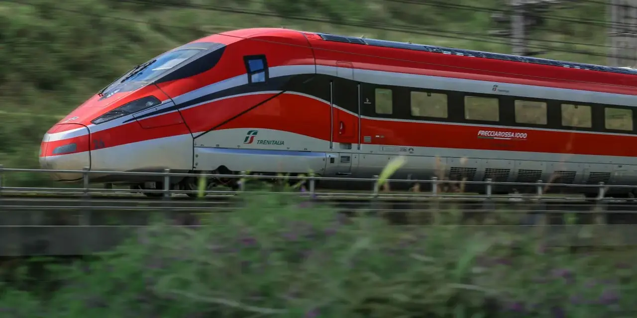 Frecciarossa 1000 in corsa, ideale per scoprire come arrivare a Torre dell'Orso in treno.