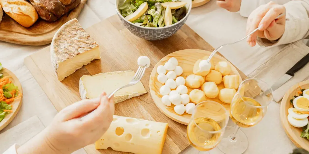 Mozzarella in aereo Ryanair? No, un tagliere di formaggi con palline di mozzarella, pane e vino.