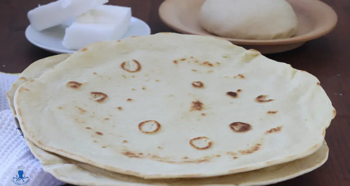 Piadine pronte per essere farcite, con impasto e strutto a lato. La ricetta piadina strutto è un classico.