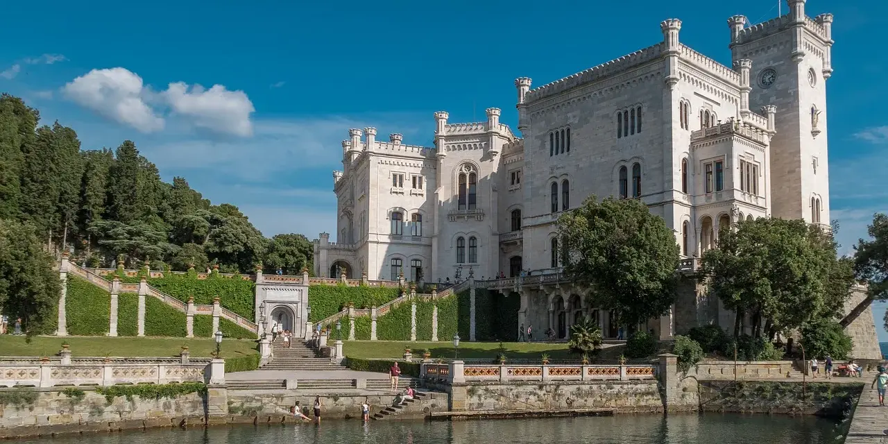 Castello di Miramare, un luogo incantevole dove passare un weekend in Italia, affacciato sul mare Adriatico.