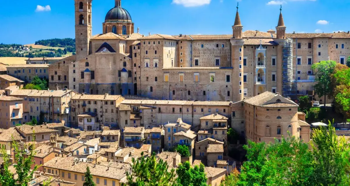 Urbino, con il suo imponente Palazzo Ducale, è un punto strategico per visitare le Marche, offrendo scorci mozzafiato e storia.
