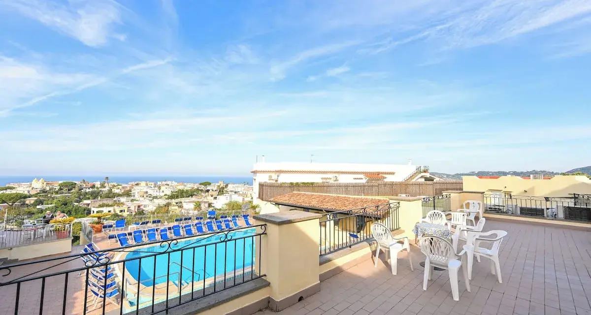 Terrazza con piscina e vista mare a Ischia, perfetta per godersi il tramonto d'oro. Hotel terme Tramonto d'Oro Ischia.
