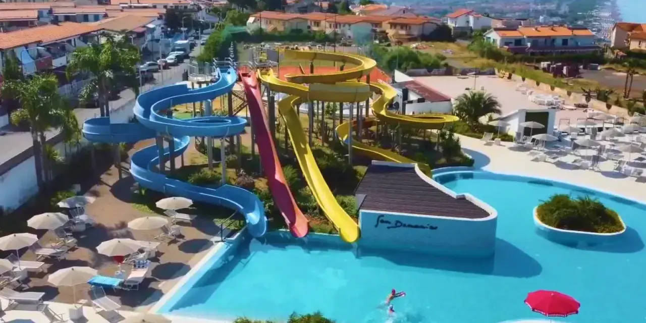 Scivoli acquatici colorati e piscina invitano al divertimento, come testimoniano le positive san domenico family hotel recensioni.