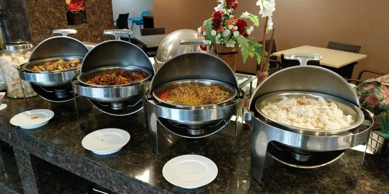 Buffet con piatti caldi, riso e noodles. Un assaggio di mezza pensione significato, un pasto completo per iniziare la giornata.