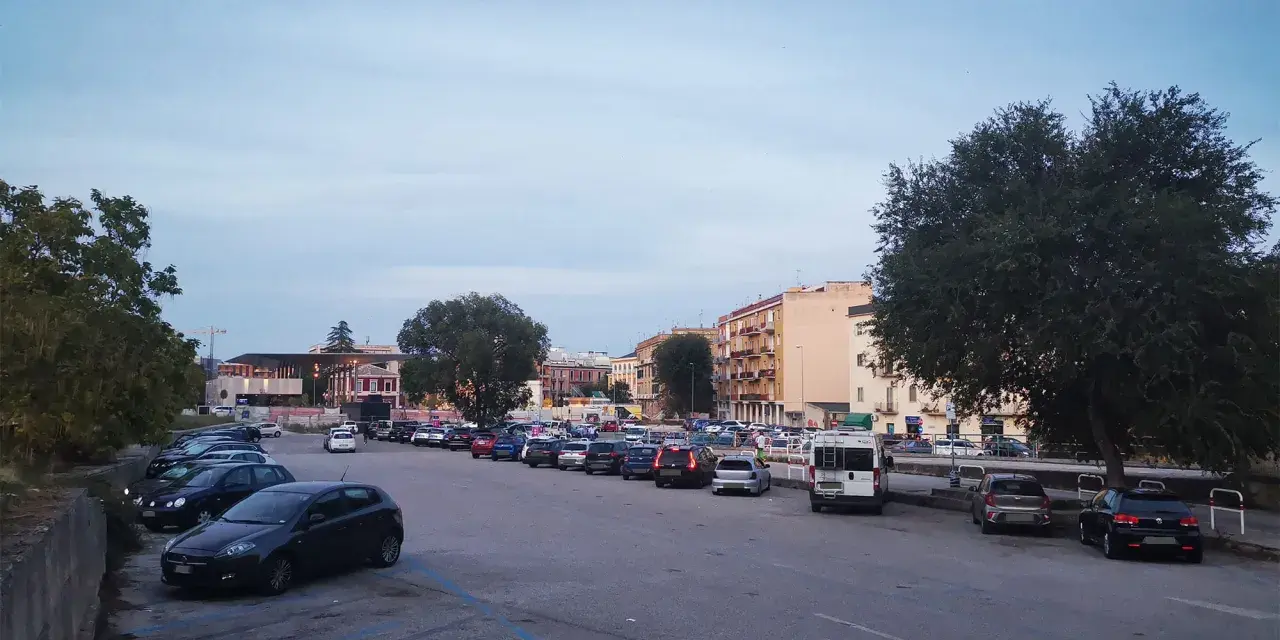 Ampio parcheggio a Matera, con molte auto parcheggiate in file ordinate. Ideale per chi cerca dove parcheggiare a Matera.