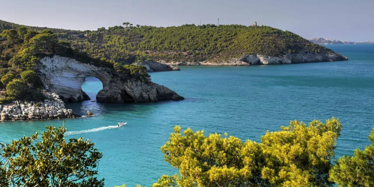 Arco di San Felice, una tappa imperdibile per un viaggio in macchina in Puglia. Acque cristalline e natura selvaggia.