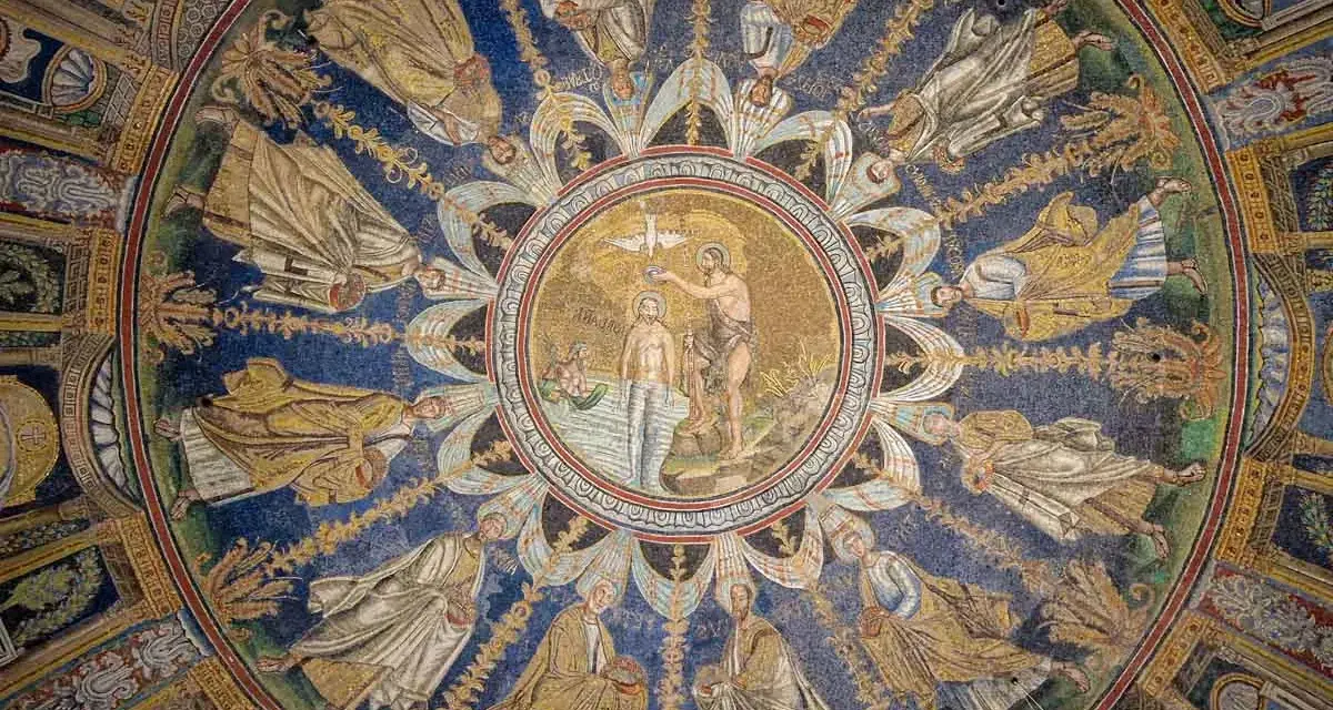 Mosaico circolare con Battesimo di Cristo al centro, circondato da figure di santi e angeli. Un capolavoro da vedere a Ravenna e dintorni.