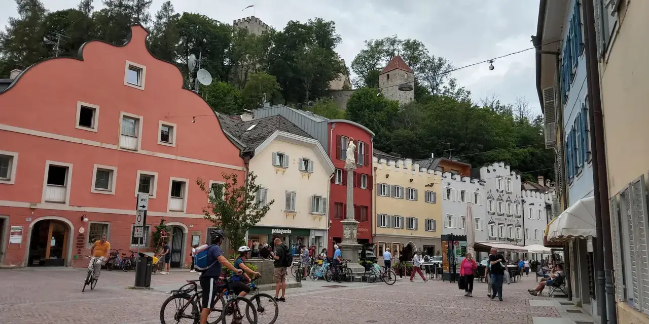 Passeggiata e biciclettate tra le case colorate e i castelli di Brunico. Tante cose da fare a Brunico, tra cui esplorare la piazza e i dintorni.