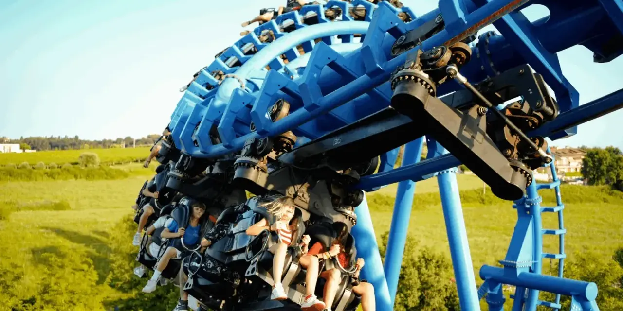 Montagna russa blu a Movieland, un'emozione da provare! Per sapere come arrivare a Movieland in treno, cerca le indicazioni online.