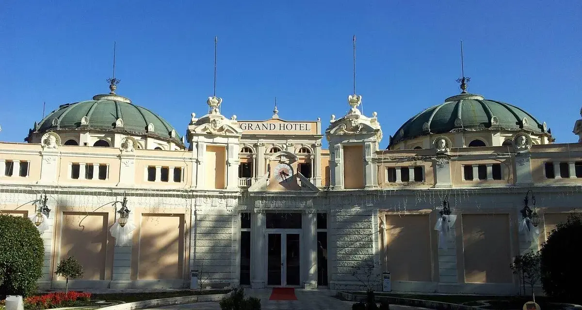 Grand Hotel, un'icona del centro storico di Fiuggi, con le sue cupole verdi e l'architettura imponente sotto un cielo azzurro.