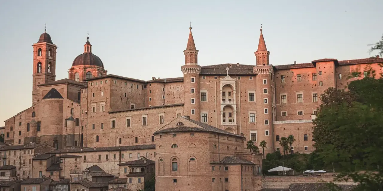 Un imponente palazzo rinascimentale domina il paesaggio, perfetto per un weekend nel centro Italia.