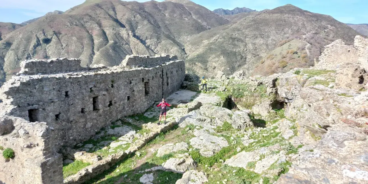 Esplorazione di antiche rovine siciliane, perfette per le gite domenicali in Sicilia. Montagne sullo sfondo.