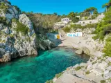 Baia con acque cristalline e case bianche, perfetta per un tour della Puglia in 5 giorni.