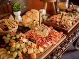 Un ricco buffet con salumi, formaggi, frutta e pane, un vero banchetto che fa pensare alla pensione completa significato: tutto incluso per godersi il momento.
