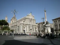 Piazza del Duomo a Catania, con la cattedrale e l'elefante, un luogo perfetto per festeggiare il capodanno con i bambini.