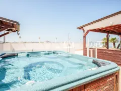 Idromassaggio sul terrazzo dell'hotel Tamanco, con vista sul mare e palme. Relax assicurato!