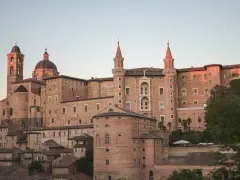 Un imponente palazzo rinascimentale domina il paesaggio, perfetto per un weekend nel centro Italia.