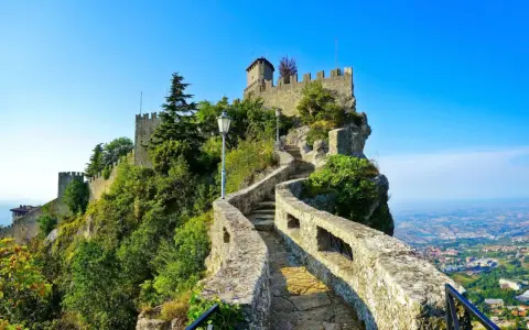 Sentiero roccioso che conduce al castello, noto come il passo delle streghe, con vista panoramica sulla valle sottostante.