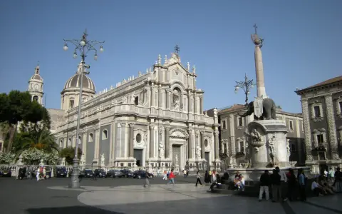 Piazza del Duomo a Catania, con la cattedrale e l'elefante, un luogo perfetto per festeggiare il capodanno con i bambini.