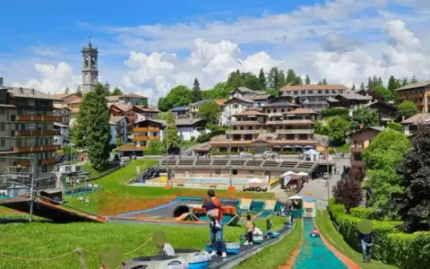 Divertimento estivo a Selvino: scivoli, giochi e un paesaggio incantevole. Scopri cosa fare a Selvino per una giornata indimenticabile.