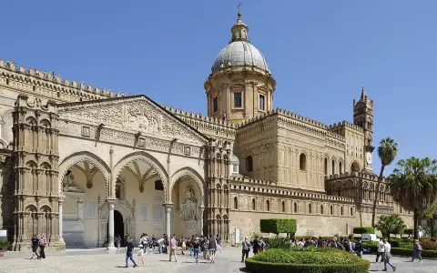 Cattedrale di Palermo, tappa ideale per un tour Italia in auto 7 giorni, con la sua imponente cupola e la piazza animata.