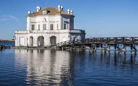 La casa di Pinocchio a Bacoli, un'incantevole palazzina sull'acqua collegata da un ponte di legno.