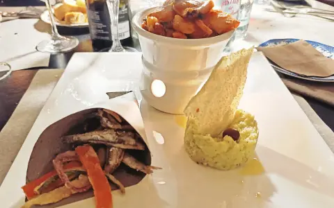 Un assaggio dal bistrot del tempo perduto: frittelle di pesce e verdure, purè di piselli con oliva e un croccante.