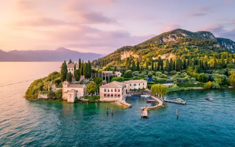 Un'isola incantevole sul Lago di Garda, perfetta per chi cerca dove dormire. Ville storiche, uliveti e un tramonto mozzafiato.