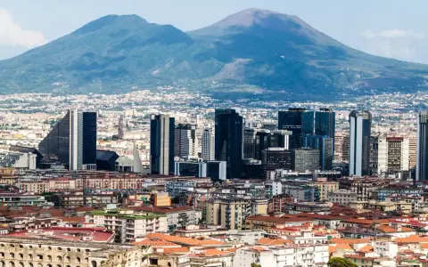 Panorama di Napoli con il Vesuvio sullo sfondo. Un'idea per un itinerario di **Napoli in 3 giorni** tra storia e modernità.