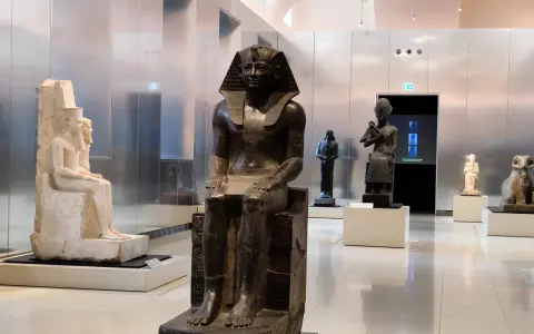 Statue di faraoni nel Museo Egizio di Torino, un viaggio da stazione Torino Porta Nuova tra storia e arte.