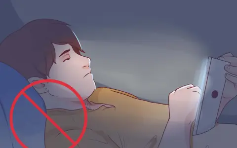 Ragazzo sdraiato al buio, illuminato da uno schermo, con un cerchio rosso di divieto sull'orecchio. Evita di dormire fuori casa con il telefono.