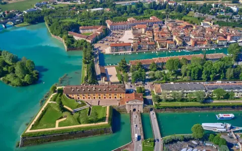Peschiera del Garda: fortezza veneziana, canali azzurri e un borgo storico. Cosa vedere a Peschiera del Garda? Un gioiello sul lago.