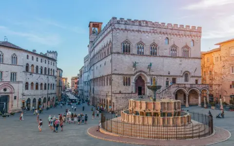 Piazza IV Novembre a Perugia, con la Fontana Maggiore e il Palazzo dei Priori. Un luogo incantevole da scoprire, tra le cose da vedere a Perugia.