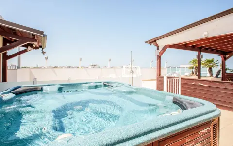 Idromassaggio sul terrazzo dell'hotel Tamanco, con vista sul mare e palme. Relax assicurato!