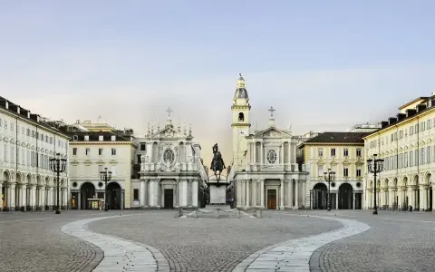 Piazza San Carlo a Torino: un'idea di cosa vedere a Torino in un giorno a piedi, con le chiese gemelle e il monumento equestre.
