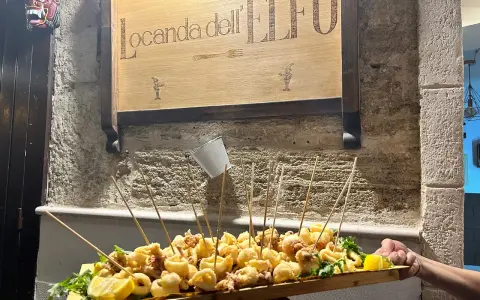 Un piatto di fritto misto, pronto per essere gustato, sotto l'insegna "Locanda dell'Elfo". Le recensioni di la locanda dell'elfo promettono delizie!