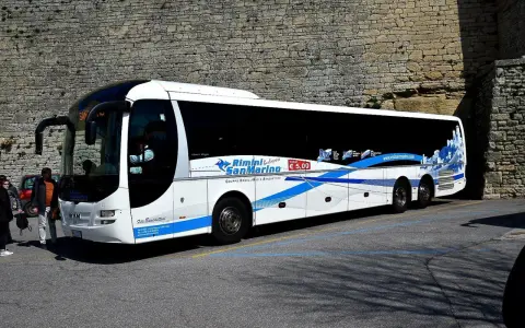 Autobus bianco con grafica blu "Rimini San Marino Bus Express". Un viaggio da Rimini a Comacchio? Questo bus è pronto!