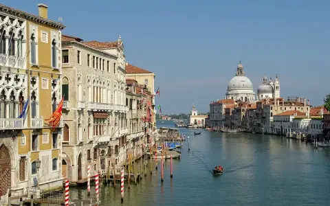 Palazzi storici sul Canal Grande, con la Basilica di Santa Maria della Salute sullo sfondo. Quanti giorni per vedere Venezia? Almeno tre per assaporarla.