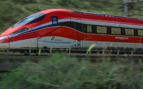 Frecciarossa 1000 in corsa, ideale per scoprire come arrivare a Torre dell'Orso in treno.