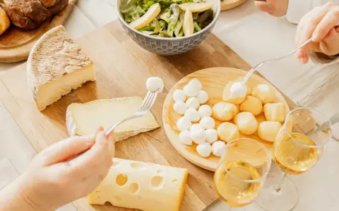 Mozzarella in aereo Ryanair? No, un tagliere di formaggi con palline di mozzarella, pane e vino.