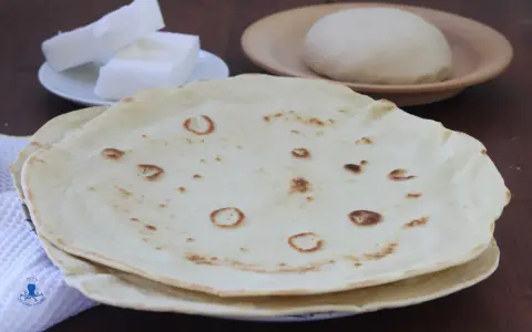 Piadine pronte per essere farcite, con impasto e strutto a lato. La ricetta piadina strutto è un classico.