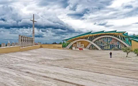 Piazza antistante il Santuario di San Pio, ideale per parcheggiare la macchina e andare da Padre Pio.