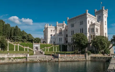 Castello di Miramare, un luogo incantevole dove passare un weekend in Italia, affacciato sul mare Adriatico.