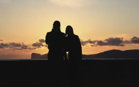 Coppia al tramonto in Sardegna, un'idea perfetta per dove andare in vacanza.