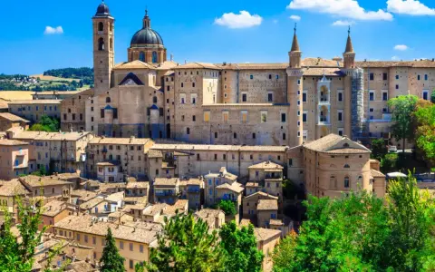 Urbino, con il suo imponente Palazzo Ducale, è un punto strategico per visitare le Marche, offrendo scorci mozzafiato e storia.