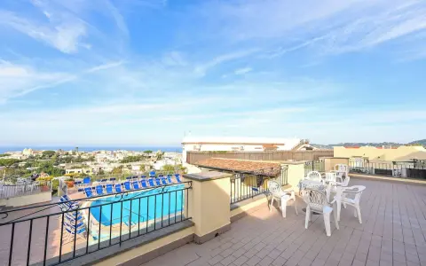 Terrazza con piscina e vista mare a Ischia, perfetta per godersi il tramonto d'oro. Hotel terme Tramonto d'Oro Ischia.