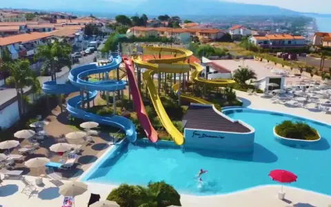 Scivoli acquatici colorati e piscina invitano al divertimento, come testimoniano le positive san domenico family hotel recensioni.