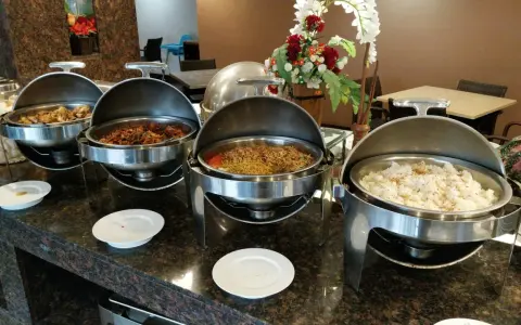 Buffet con piatti caldi, riso e noodles. Un assaggio di mezza pensione significato, un pasto completo per iniziare la giornata.