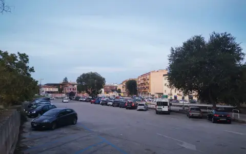 Ampio parcheggio a Matera, con molte auto parcheggiate in file ordinate. Ideale per chi cerca dove parcheggiare a Matera.