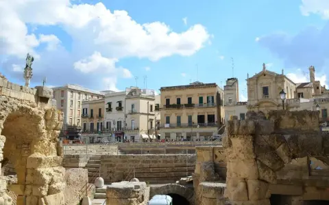Rovine antiche e palazzi barocchi, un assaggio di cosa vedere a Lecce in un giorno.